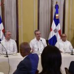 Abinader-y-otros-funcionarios-reunidos-con-lideres-sindicales
