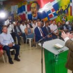 Eduardo-Jorge-Prats-mientras-halaba-en-un-panel-de-la-FP