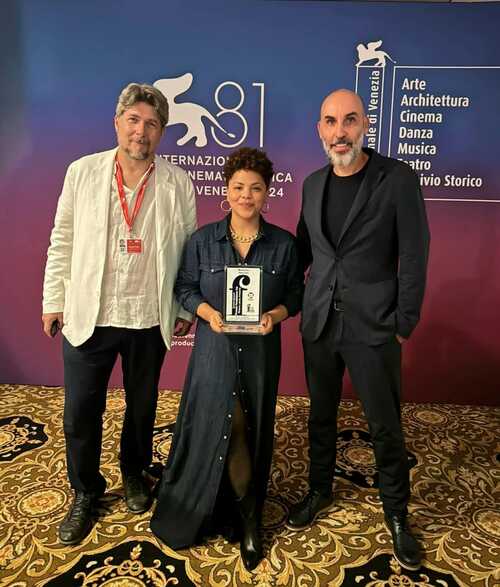 Johanne-Gomez-Terrero-David-Baute-recibiendo-mencion-de-honor-1