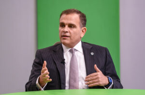 Ministro-de-Hacienda-Jochi-Vicente-300x197.jpg