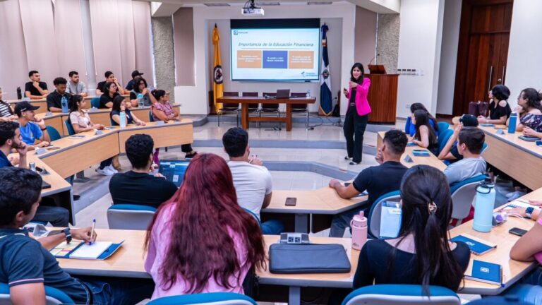 03.-Pamela-Pichardo-imparte-charla-de-finanzas-personales-1170x658
