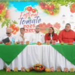 En Festival del Tomate: Reconocen a Hecmilio Galván por sus aportes a la agricultura en Azua - Imagen