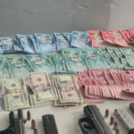 Policía Nacional captura en Baní hombre con armas ilegales y dinero en efectivo durante allanamiento - Imagen