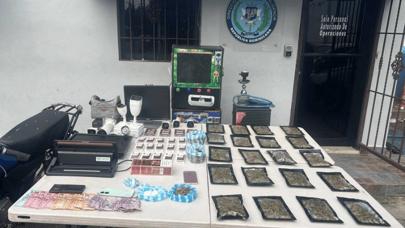 Policía Nacional captura a dos presuntos delincuentes y confisca drogas y armas en operativo en Ensanche Capotillo - Imagen