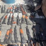 Aduanas refuerza seguridad nacional con incautación de 37 armas de fuego en el puerto de Haina - Imagen