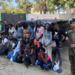 Detienen a dominicano por transportar 19 haitianos en estado migratorio irregular - Imagen