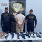 Duro golpe al crimen en Baní: Policía incauta arsenal y motocicletas en allanamiento - Imagen