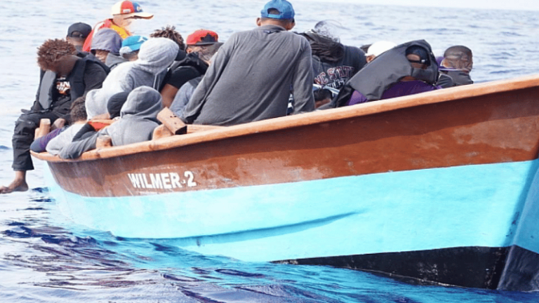Autoridades Federales Detienen a 30 Migrantes en la Isla de Mona, Puerto Rico - Imagen