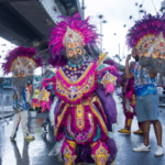 Lluvia bendice desfile de Carnaval en Santo Domingo Norte 2025 - Imagen
