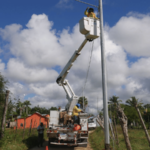 EDEEste amplía redes eléctricas en la comunidad Santa Clara de Higüey - Imagen