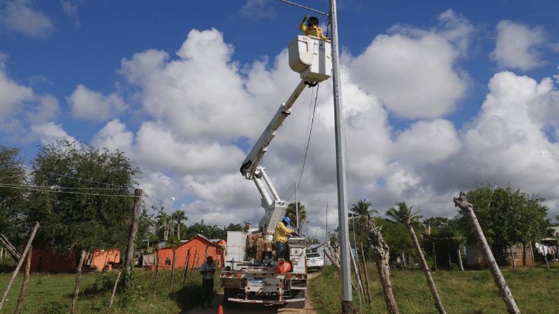 EDEEste amplía redes eléctricas en la comunidad Santa Clara de Higüey - Imagen