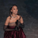 Zoé Saldaña hace historia al ganar su primer Óscar y enaltecer el orgullo latino - Imagen