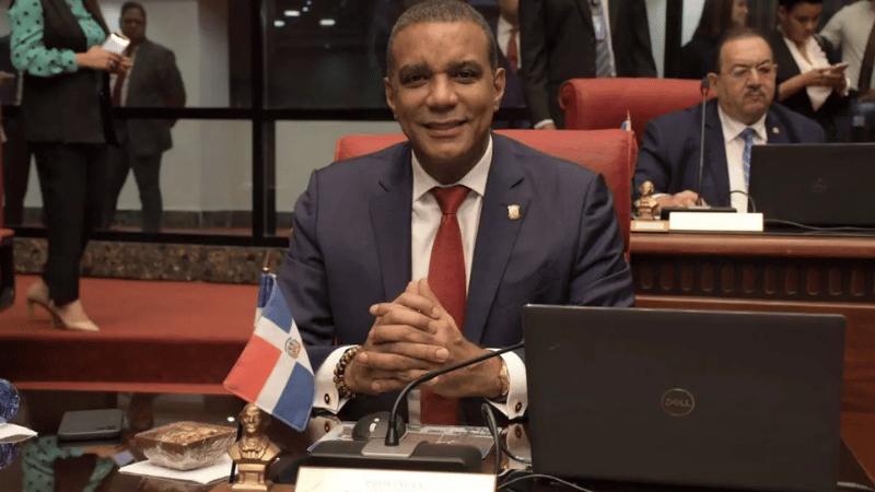 Senador Carlos Gómez destaca por su millonaria fortuna, superando a todos sus compañeros del Senado - Imagen