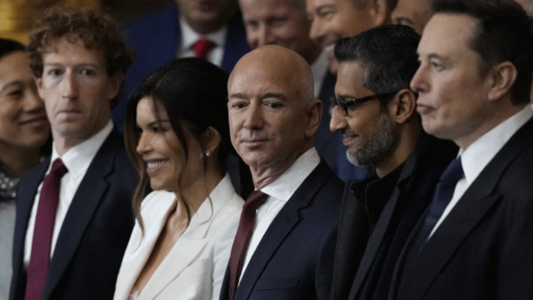 Las Grandes Fortunas que Acompañaron a Trump en su Juramentación Sufren Fuertes Pérdidas Patrimoniales - Imagen