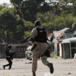 La Policía Nacional de Haití dispersa multitudinaria manifestación en Puerto Príncipe - Imagen