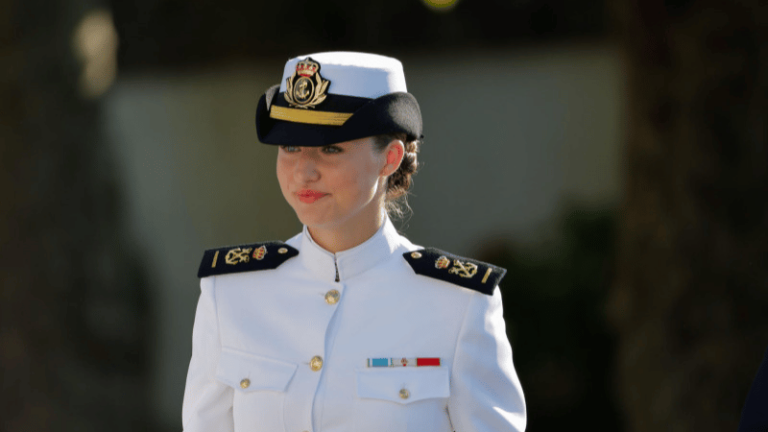 Ministra de Igualdad de España denuncia "mirada machista" en fotos de la princesa Leonor en bikini - Imagen