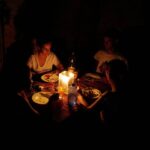 Una familia cena durante apagón tras el huracán Ian en La Habana