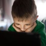 Cómo los algoritmos moldean el mundo digital de nuestros hijos  A pesar de ser invisibles, los algoritmos desempeñan un papel fundamental en la configuración del contenido que adultos y niños/as observan en línea - Imagen