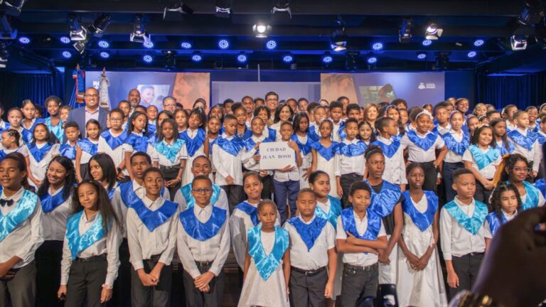 Dío Astacio cumple su palabra: 1,560 niños se gradúan de inglés totalmente gratis a través del Plan PROA - Imagen