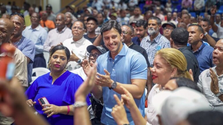 Histórico Raymond Rodríguez sorprende a más de 750 padres del Distrito Nacional con una multitudinaria celebración por adelantado de su día - Imagen