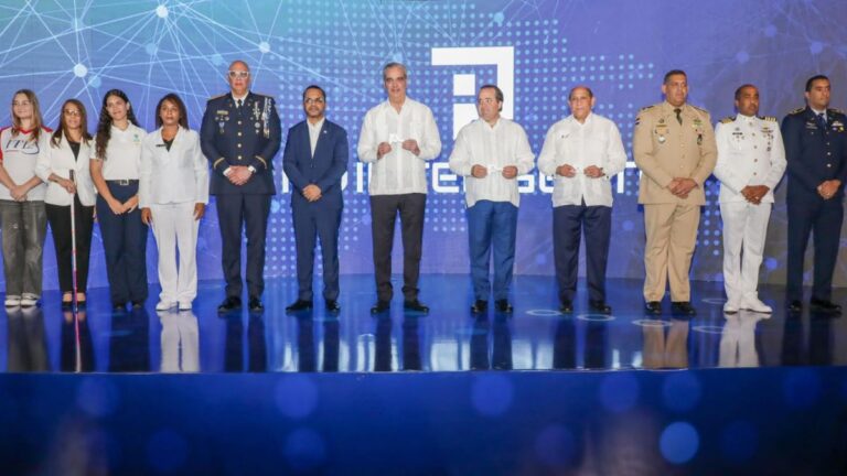 Presidente Abinader lanza programa “RD Inteligente” para capacitar a un millón de dominicanos en inteligencia artificial de manera gratuita - Imagen