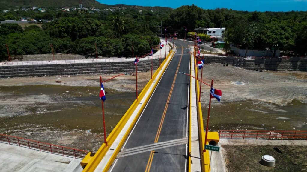 Tras más de 40 años de espera, presidente Abinader inaugura puente Los Hierros en Baní, que conectará comunidades y fortalecerá producción agrícola - Imagen