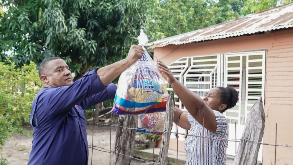 DASAC garantiza alimentación e inicia reparación de techos a familias afectadas por ventarrón en San Juan de la Maguana - Imagen